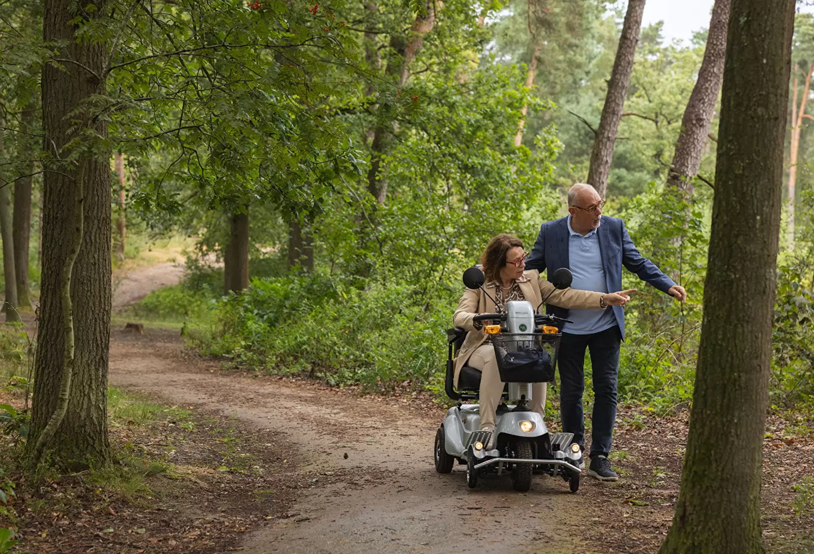 Scootmobiel op wandelpad