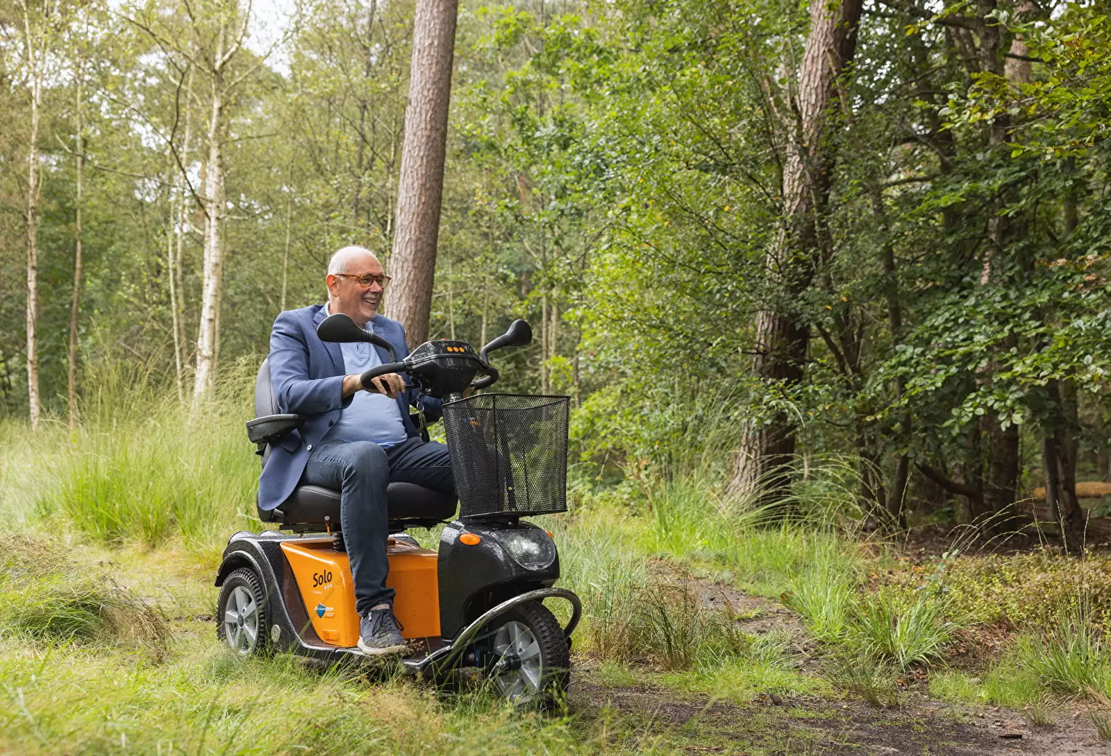 Scootmobiel in het bos