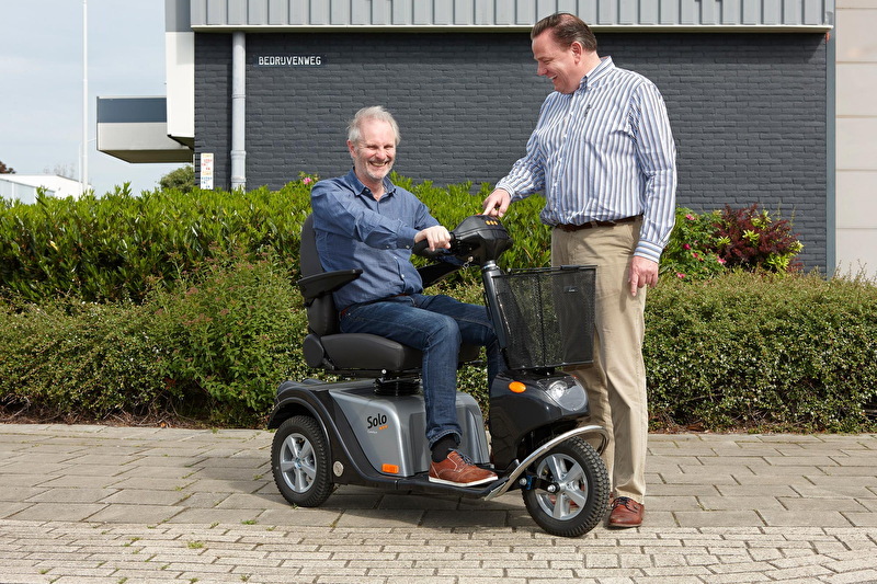 Man op scootmobiel