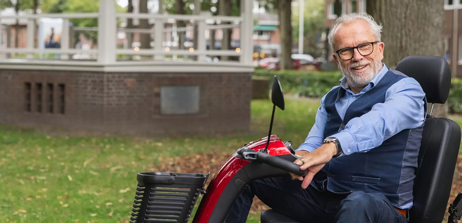 Scootmobiel in het park